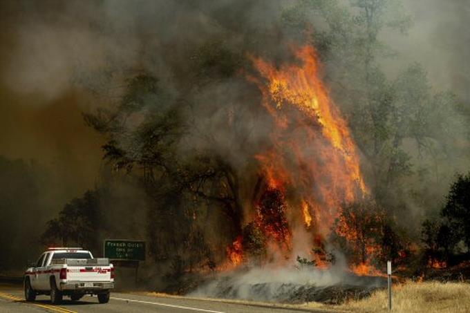 3 muertos y decenas de heridos dejan incendios forestales en California