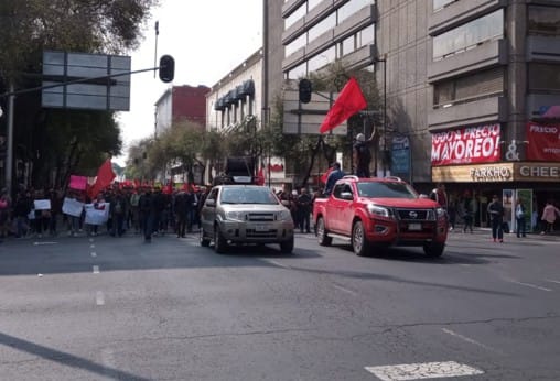 Cierran vialidad del AICM trabajadores del Colegio de Bachilleres