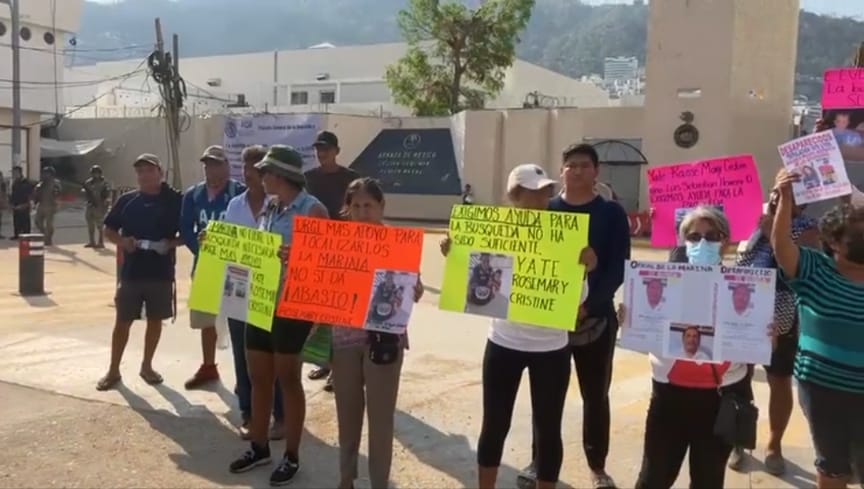 Hacen protesta en contra de AMLO enfrente de la base naval de Acapulco
