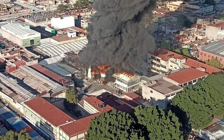 Ocurre un incendio en la Plaza Oasis en Tepito