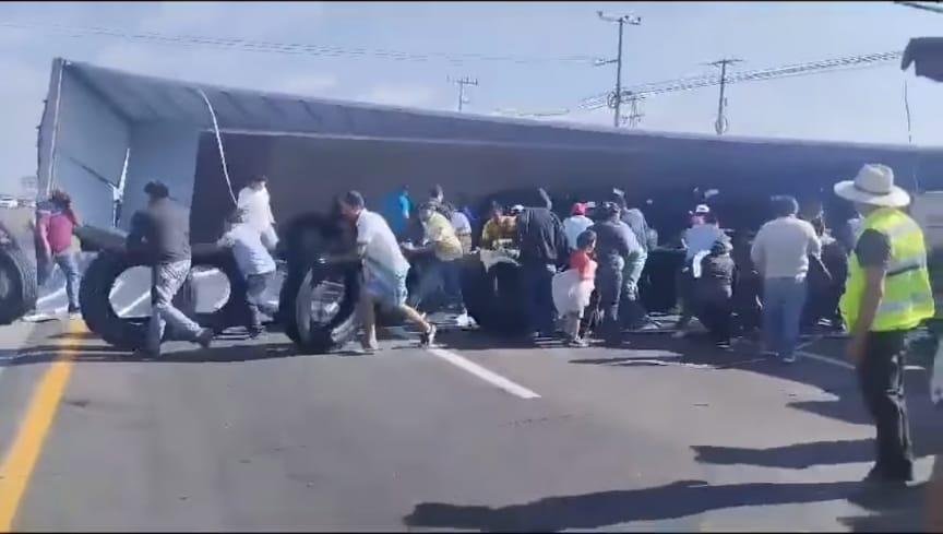 Se vuelca tráiler que transportaba neumáticos en la México-Querétaro y personas se aprovechan para hacer rapiña