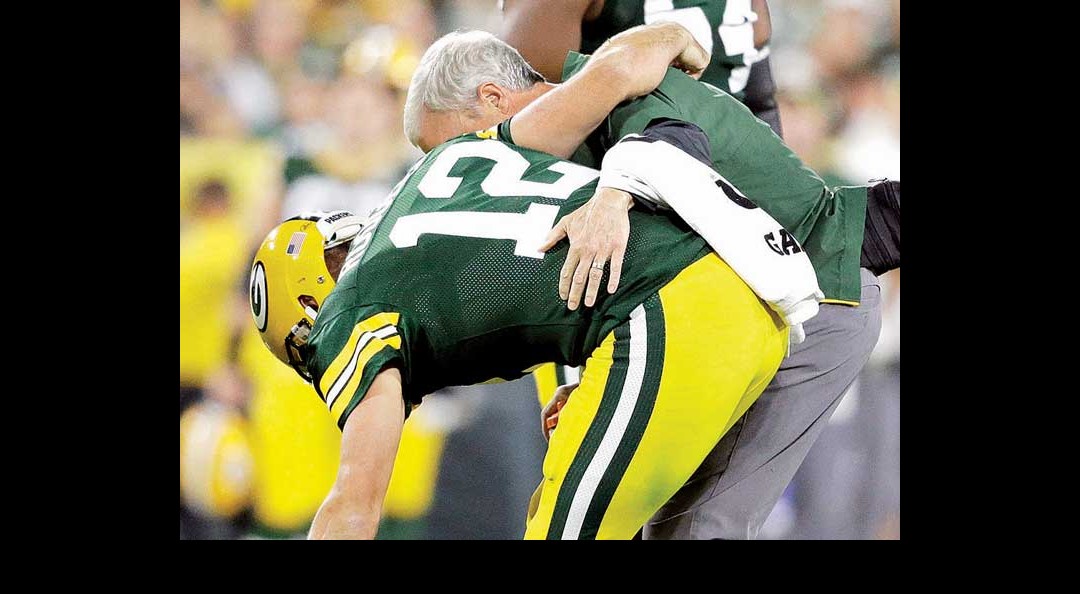 Aaron Rodgers soporta el dolor