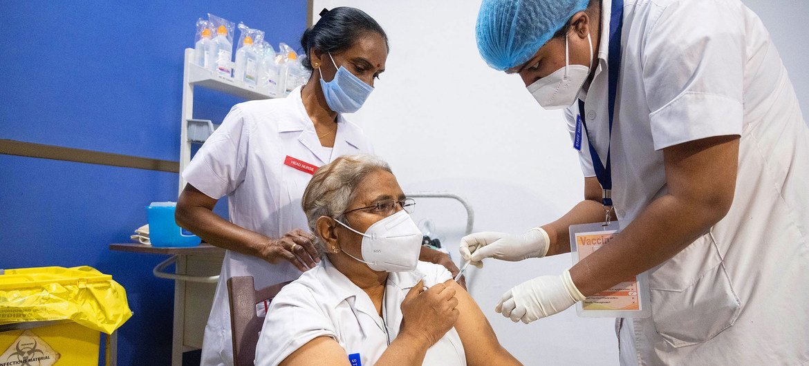 Abbott: Trabajadores de la salud primeros en recibir vacuna COVID-19