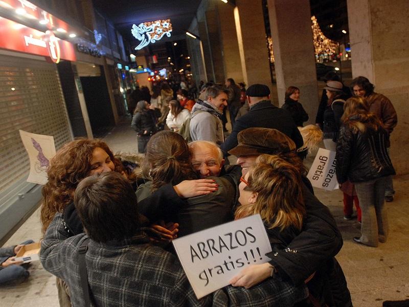 Abrazos, fiestas y muestras de cariño provocan ‘brotes brutales’ de coronavirus: OMS