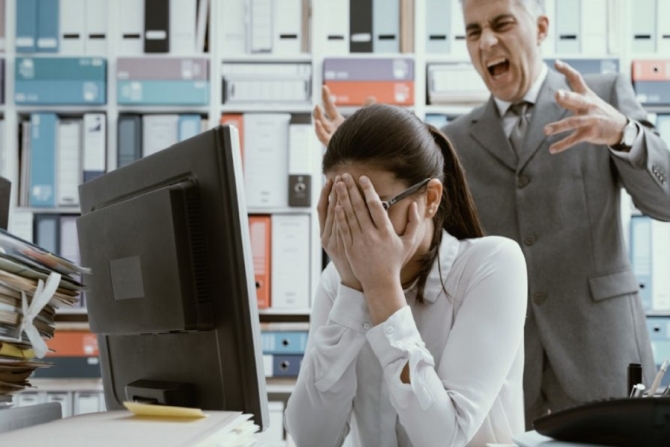 Acoso laboral, principalmente cuando la estructura organizativa es vertical