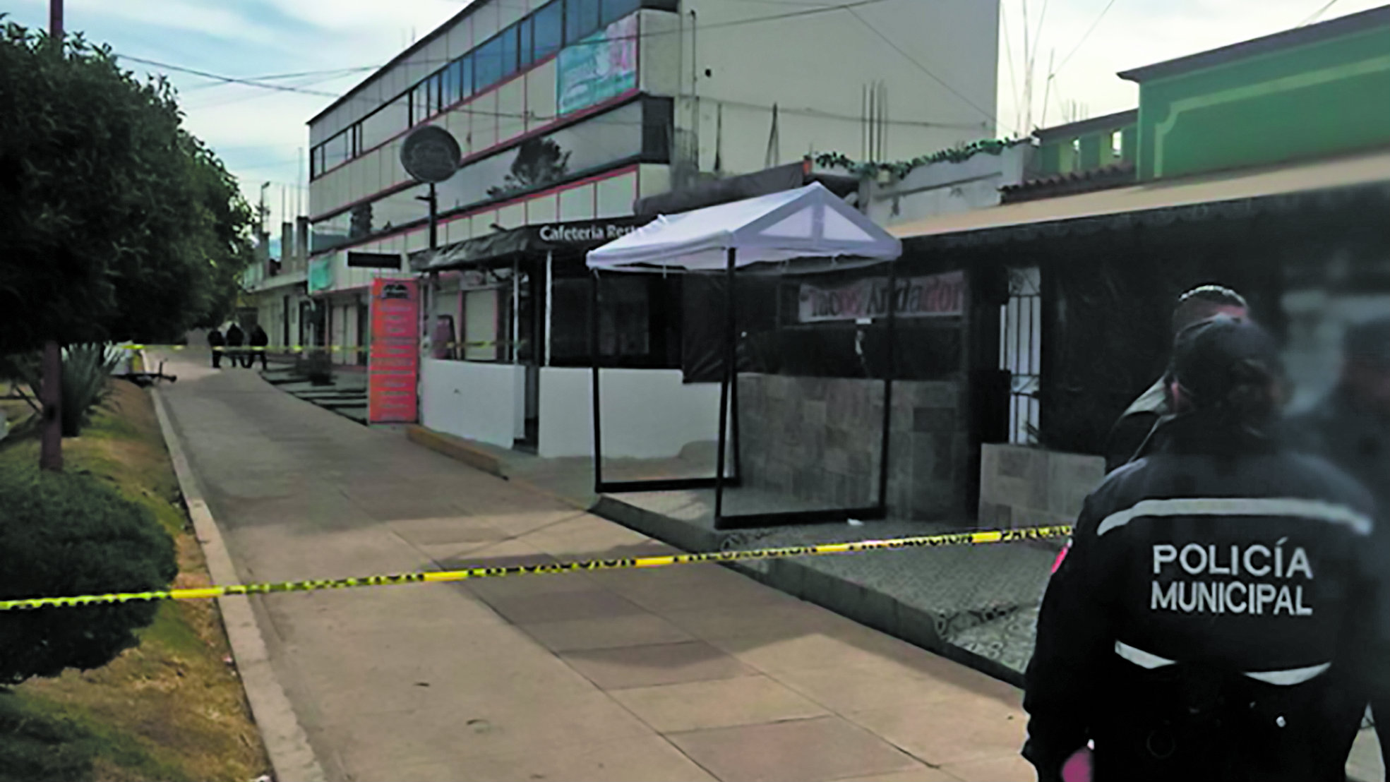 Acribillan a dueño de cafetería dentro de su negocio, en Santiago Tianguistenco