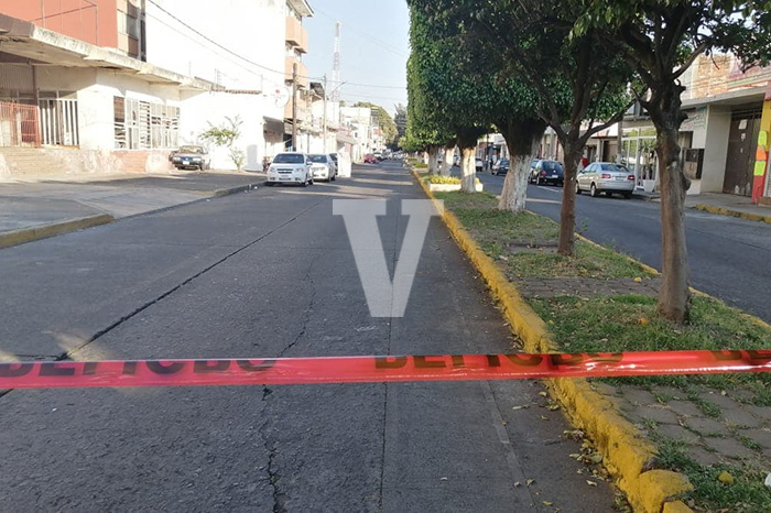 Al estar parado afuera de un restaurante, un hombre es asesinado a balazos en Uruapan