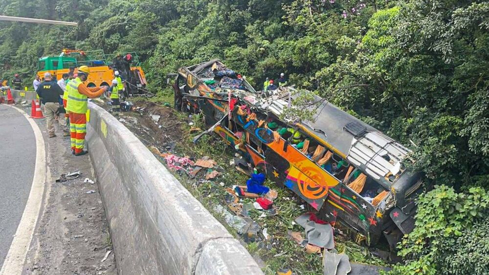 Al menos 19 personas mueren en accidente de autobús en el litoral brasileño