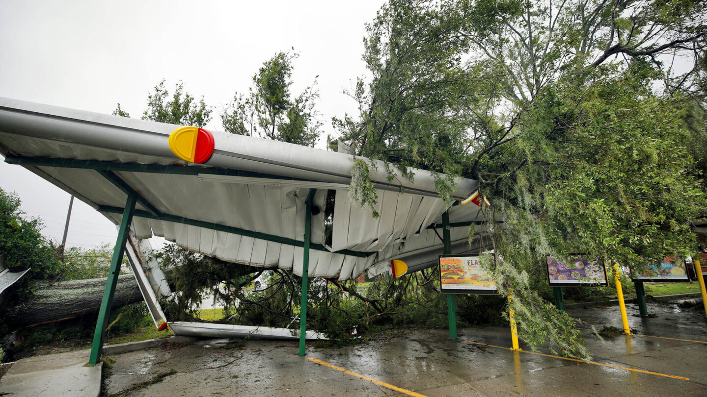Al menos cinco personas murieron víctimas del huracán Florence en EEUU una mujer y su bebé fueron aplastados por un árbol |