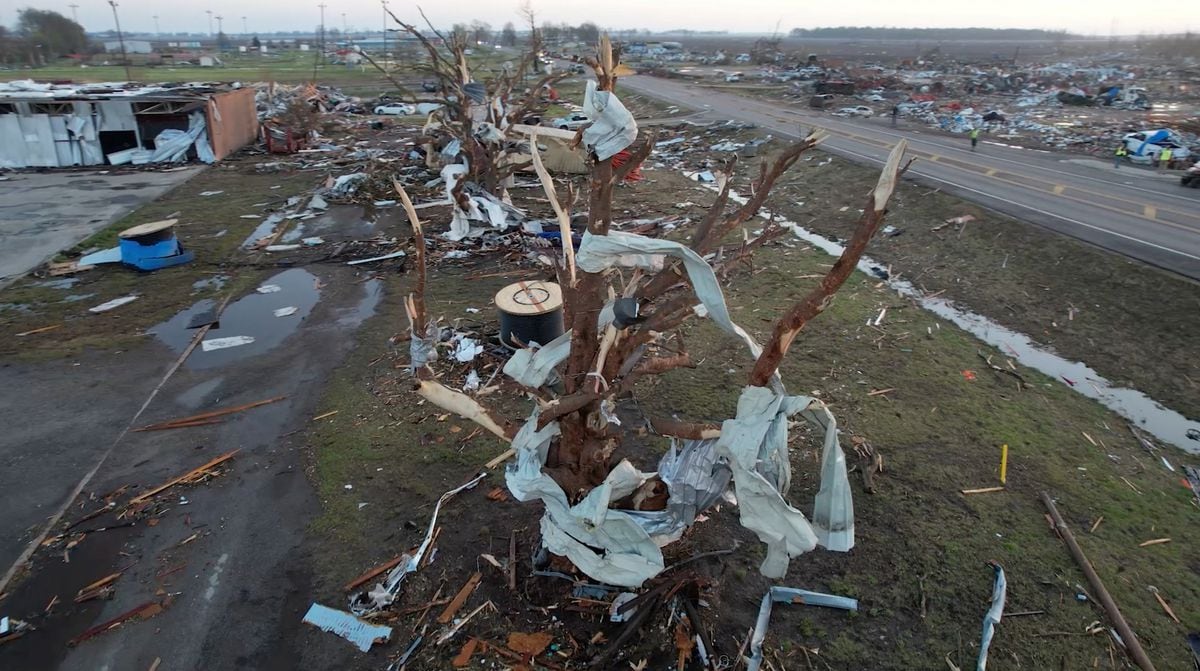 Al menos un muerto y decenas de heridos por tornado en Alabama