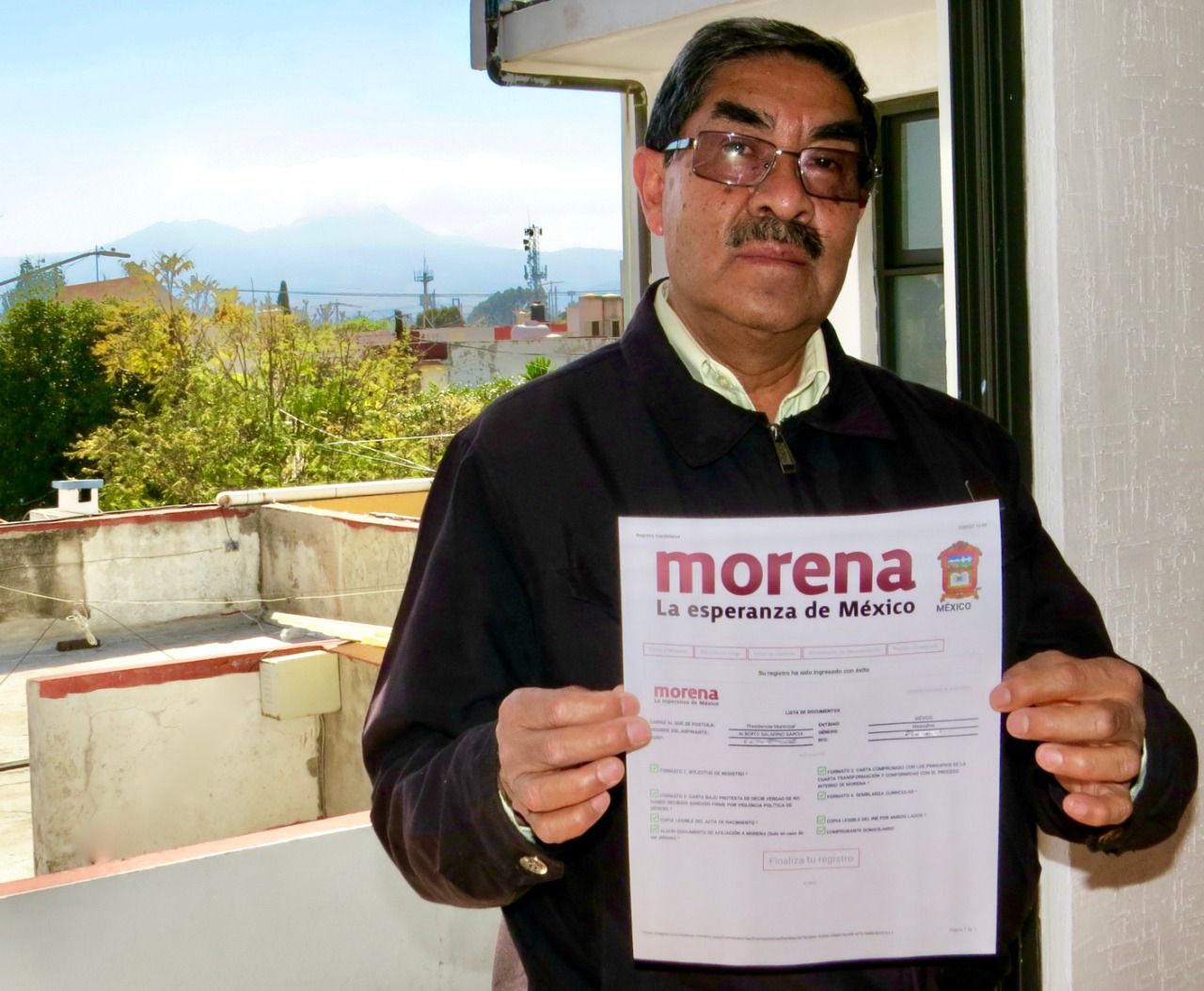 Alberto Saladino García alza la mano para la candidatura de Morena a la alcaldía de Toluca