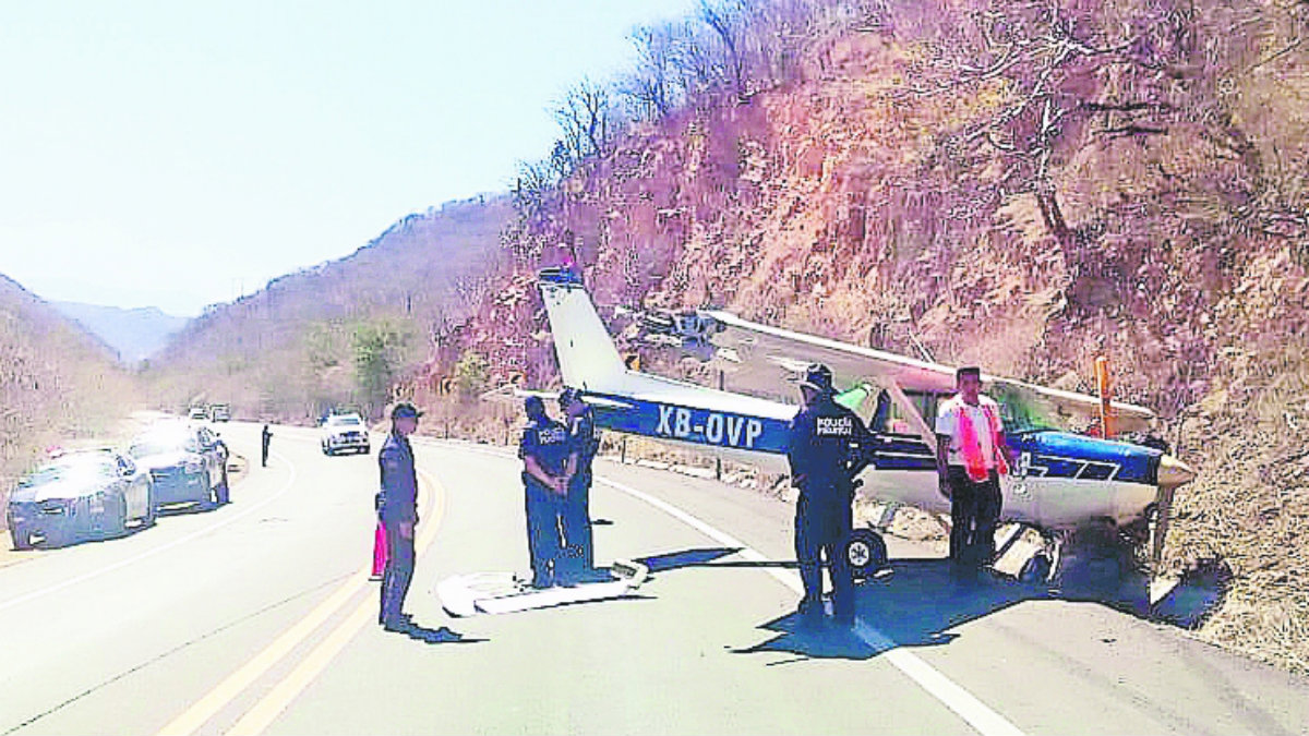 Alumno de aviación pierde control de avioneta y aterriza en la México-Acapulco