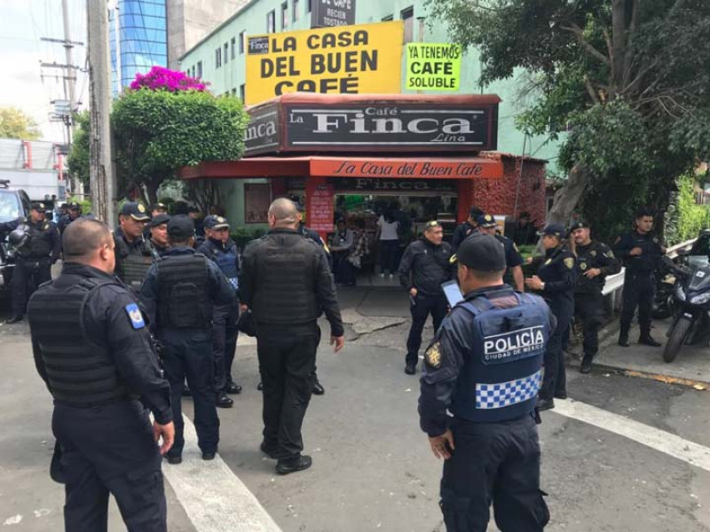 Ambulantes se enfrentan con granaderos en la Portales