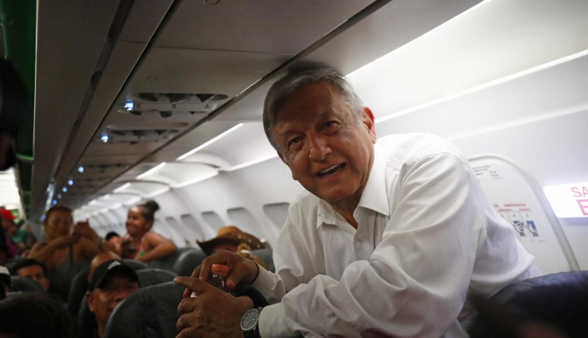 AMLO cumple su promesa de viajar en vuelos comerciales