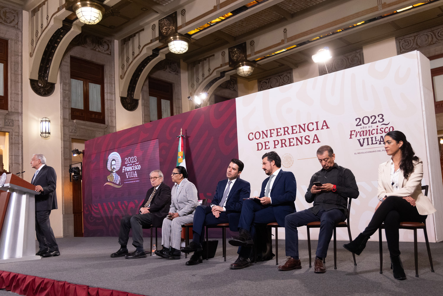 AMLO es atendido por equipo de médicos en Palacio Nacional