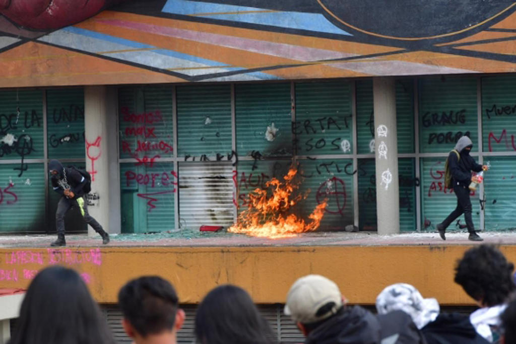 Anarquistas y encapuchados incendian puerta de rectoría de la UNAM