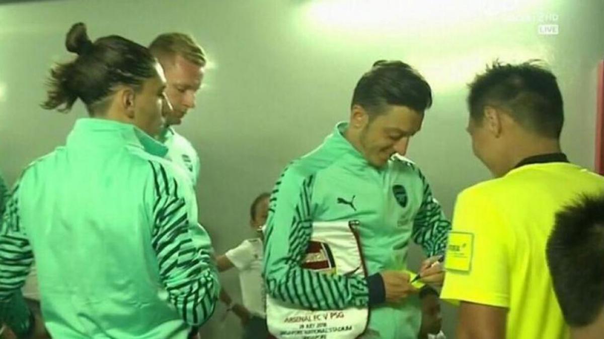 Árbitro le pidió a Mesut Özil que le firmara un autógrafo ¡en la cartulina y antes del partido!