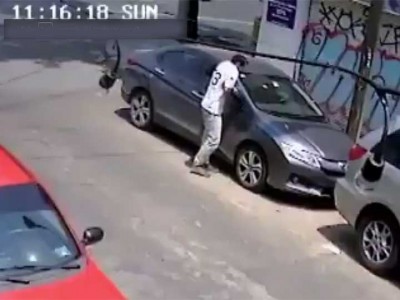 Así arrancaron espejos a auto en la GAM