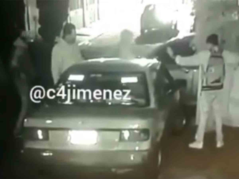 Así en tan solo 18 segundos le robaron su auto en Ciudad Azteca