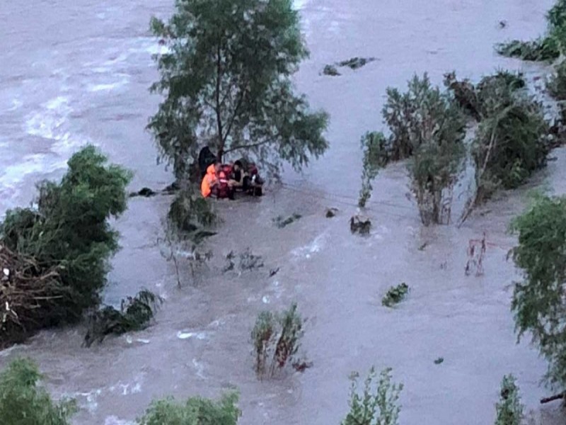 Así rescataron a 5 personas en el río Santa Catarina de Monterrey