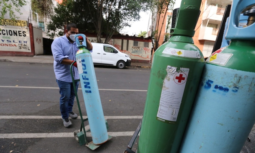 Así se extienden las filas para comprar tanques de oxígeno en CDMX