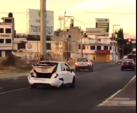 Así se impactaron dos vehículos en avenida de Toluca