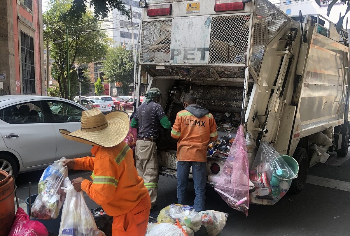 Así se juegan la vida recolectores de basura en Neza |
