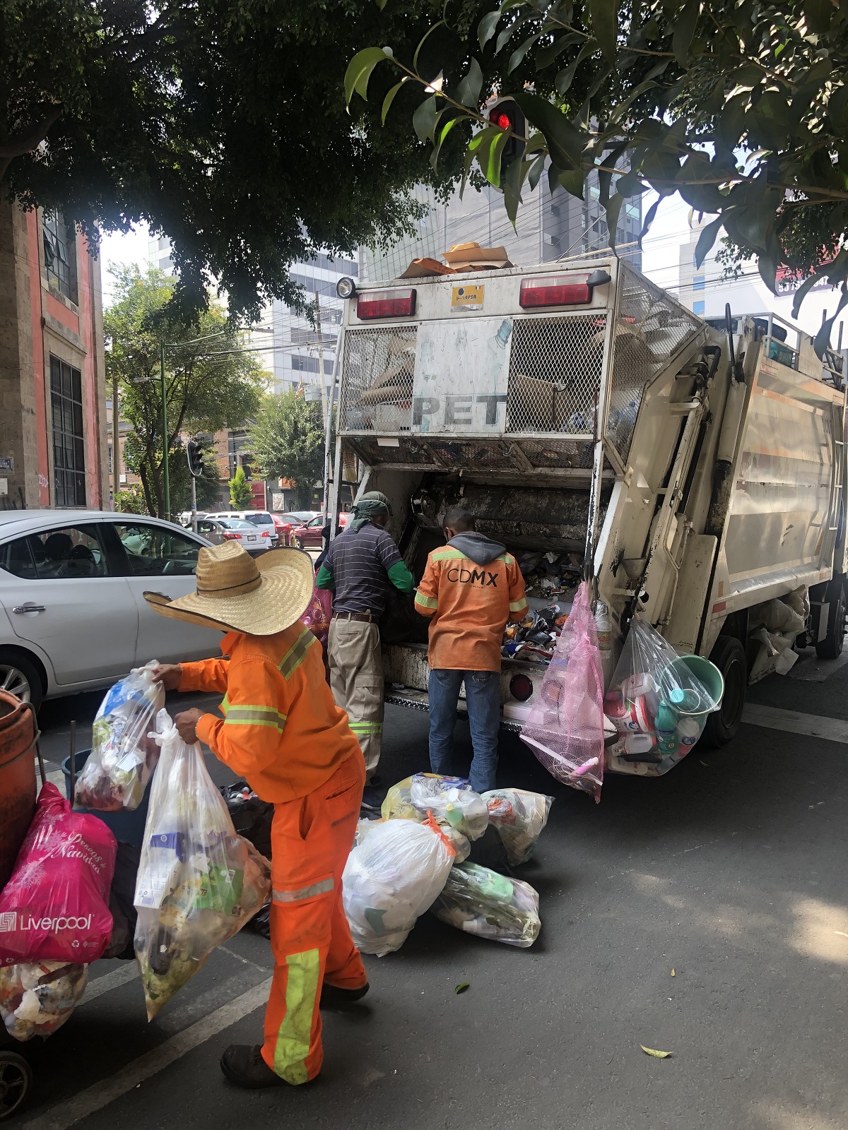 Así se juegan la vida recolectores de basura en Neza