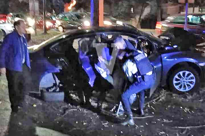 Auto choca contra un árbol cerca de ‘La Paloma’, en la Avenida Camelinas; el conductor resultó lesionado