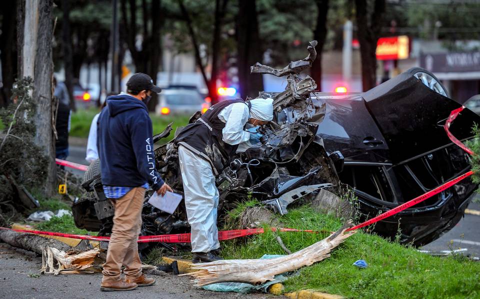 ¡Auto totalmente destrozado! Mega accidente sobre Tollocan deja dos muertos y dos heridos