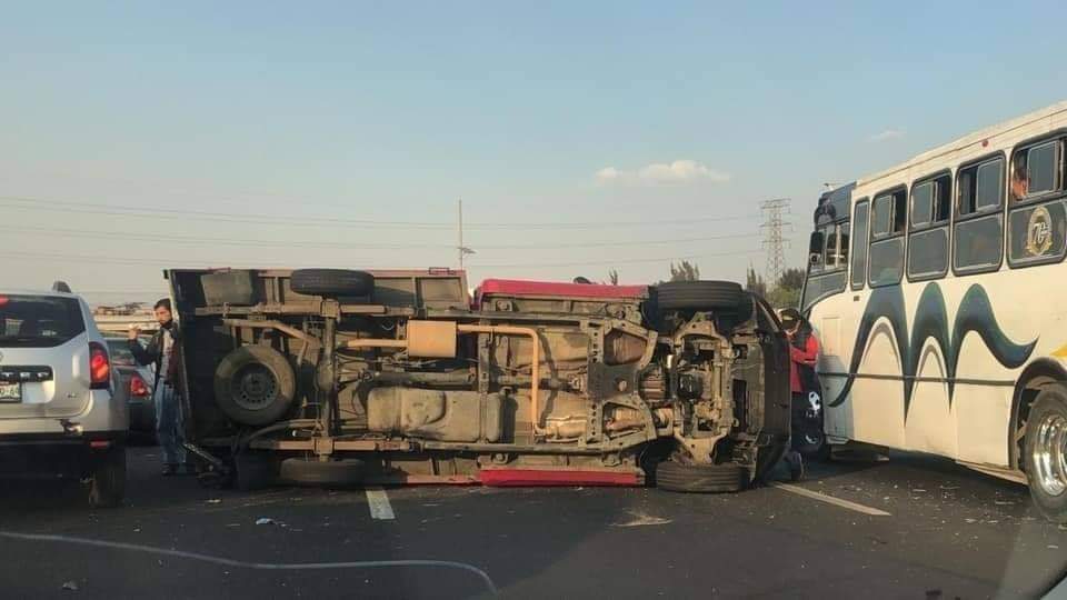 Autobús embiste a cuatro vehículos sobre la México-Pachuca, en Ecatepec, 14 lesionados