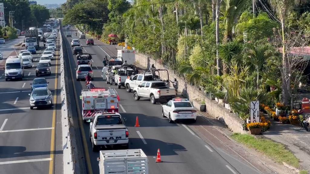 Avientan desde auto un cadáver maniatado y encobijado, en Cuernavaca