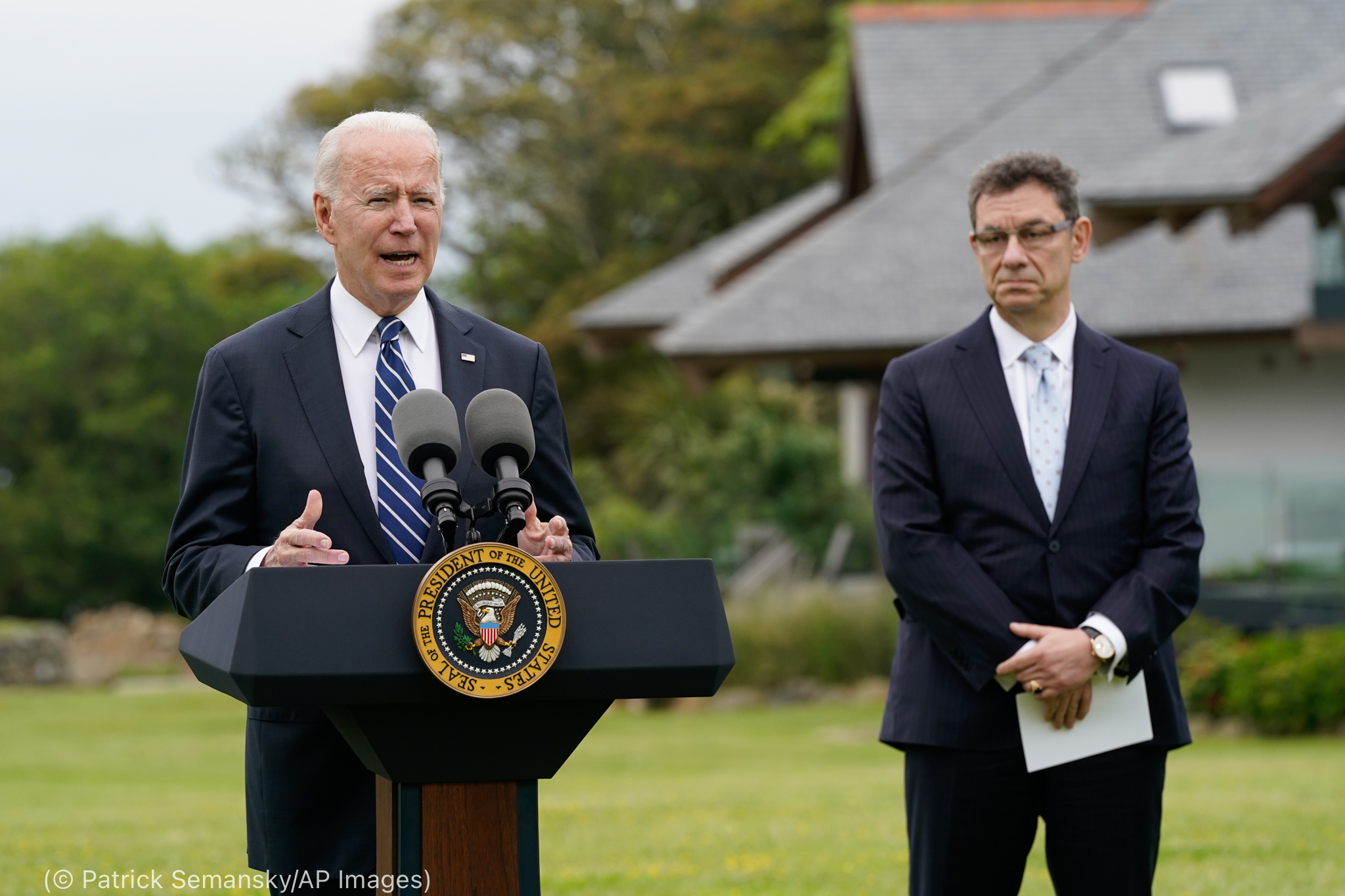 Biden anuncia la compra de 200 millones de dosis más de vacunas COVID-19