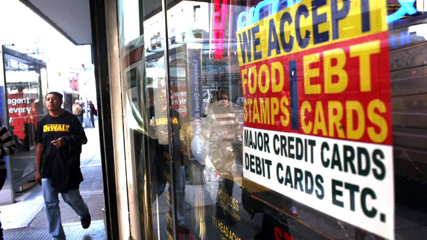 Biden aumenta el monto semanal de los Food Stamps |