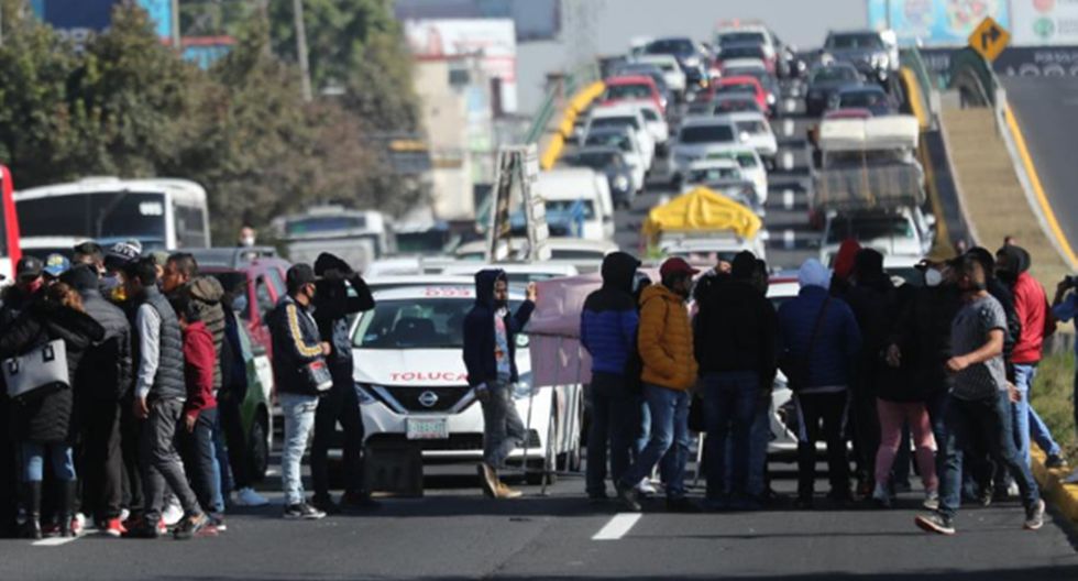 Bloquean Tollocan para exigir regreso de comerciantes a la zona de la Terminal de Toluca