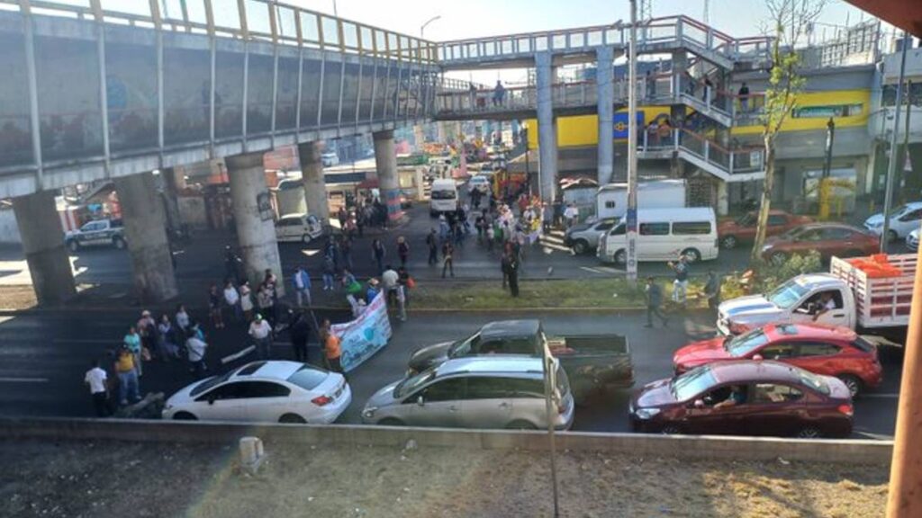 Bloquean vecinos Avenida Central en Ecatepec