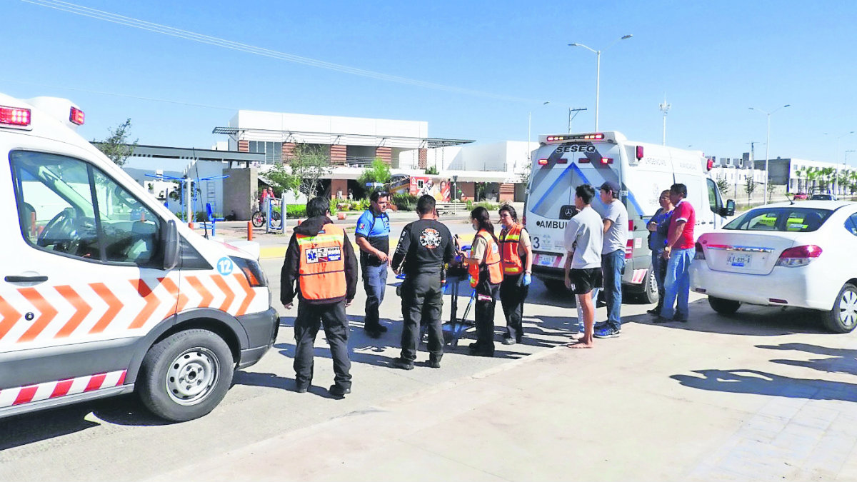 Cafre atropella a una mujer con bebé brazos, en Paseo Querétaro