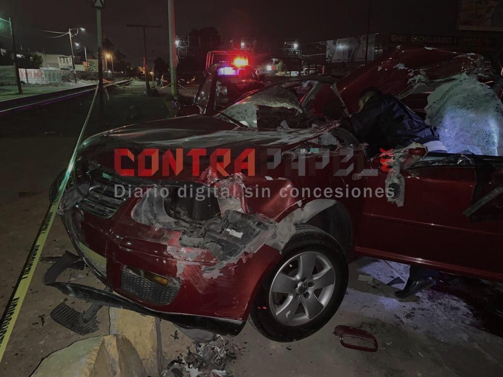 Camión impacta a pareja que viajaba en un auto, en Texcoco