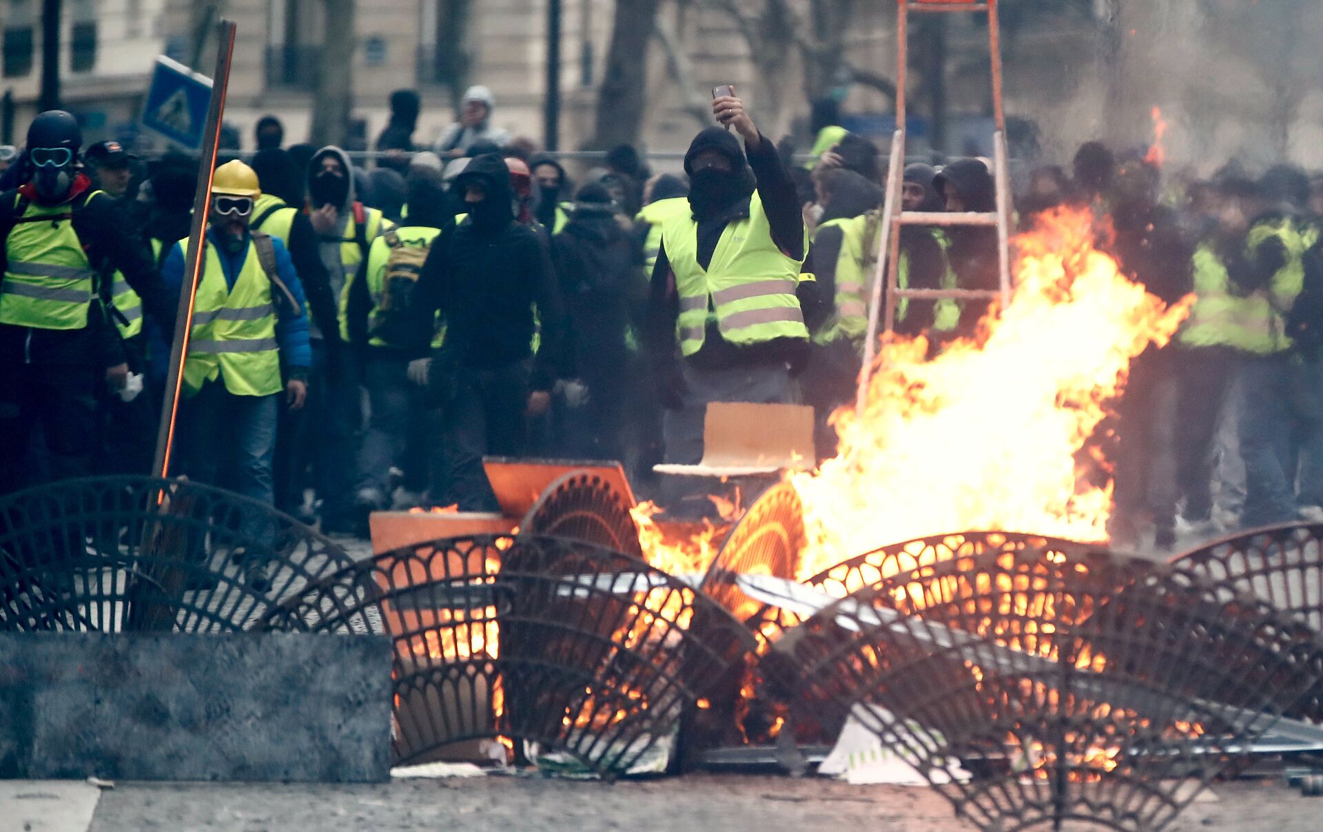 Canciller francés revela que París investiga participación de Rusia en protestas