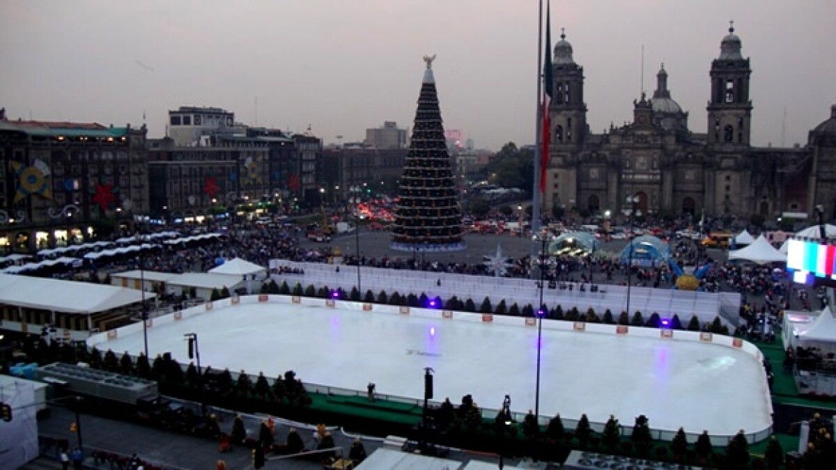 Capitalinos acuden a pista de hielo para iniciar el año