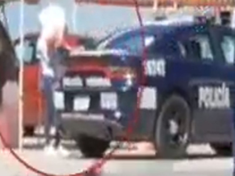 Captan a policía federal comprando gasolina de huachicol en Puebla