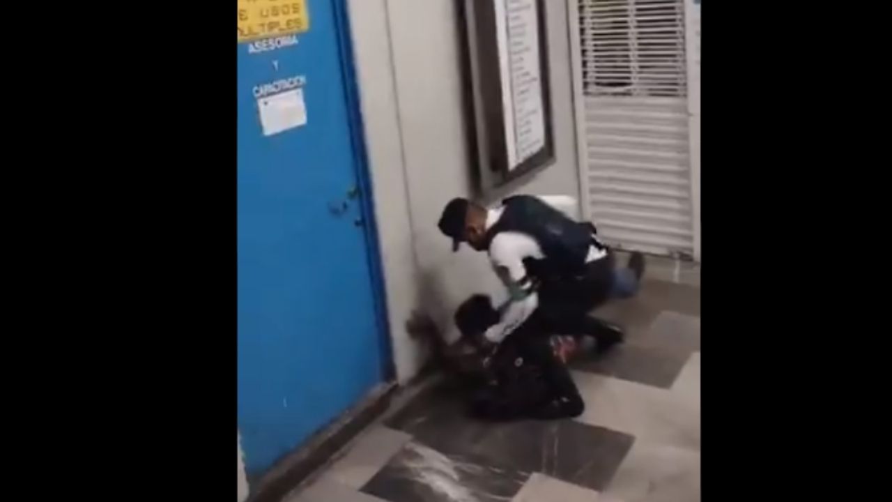 Captan a policía sometiendo a usuario en la estación Tasqueña