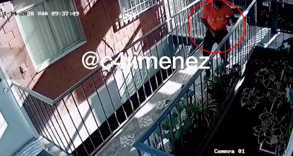 Captan a repartidor de  Bonafont orinando en una maceta de vecinos en Cdmx