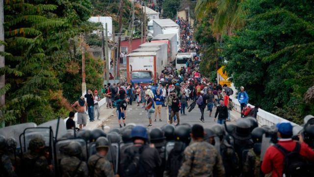 Caravana de migrantes ingresa a Guatemala buscando llegar a EEUU