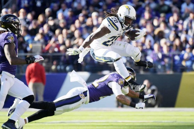 Cargadores eliminan a Cuervos y van por los Pats en la ronda Divisional