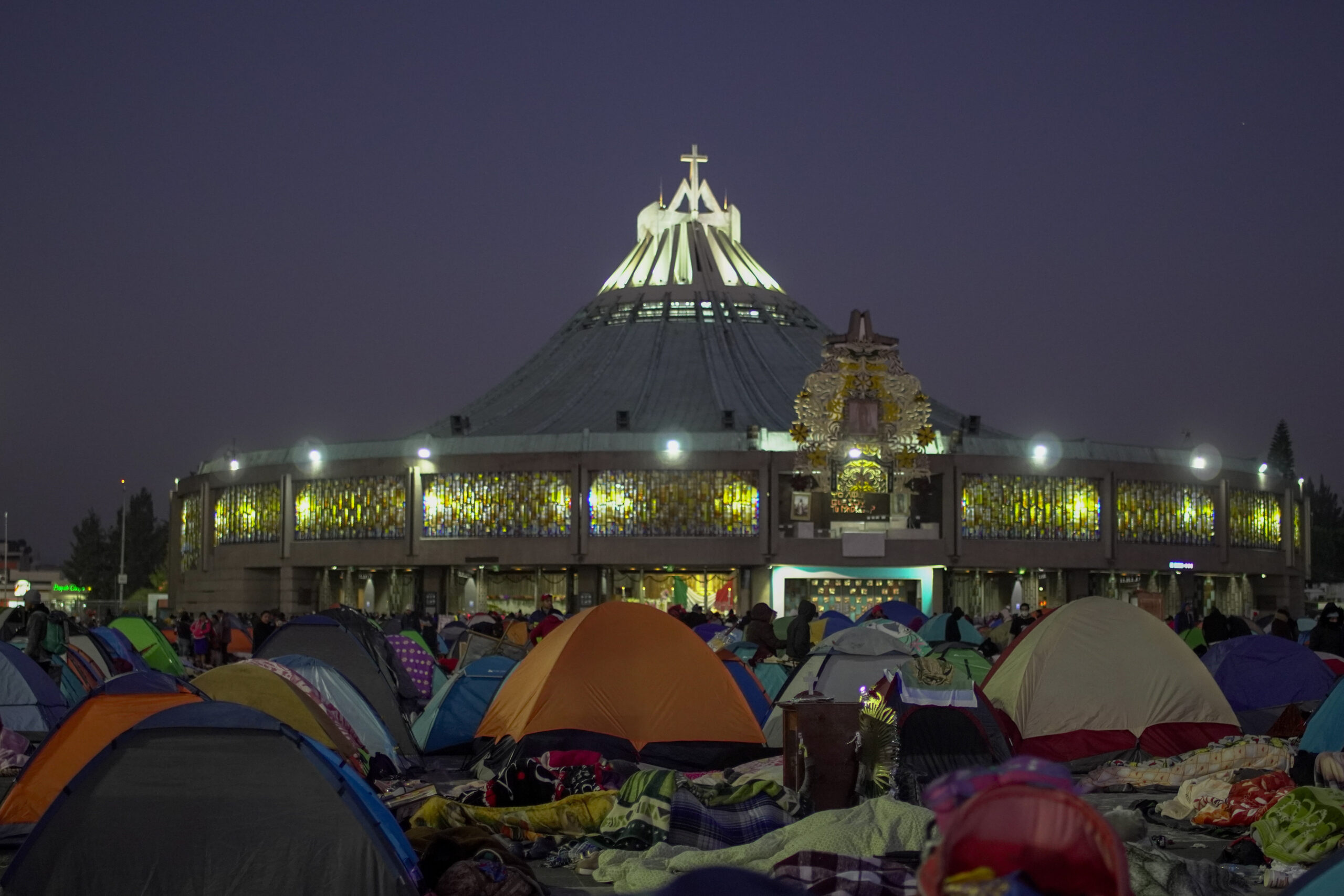 CDMX, puja entre romeros…