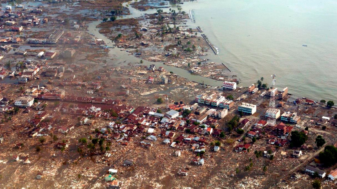 Cerca de 300 muertos deja el tsunami en Indonesia