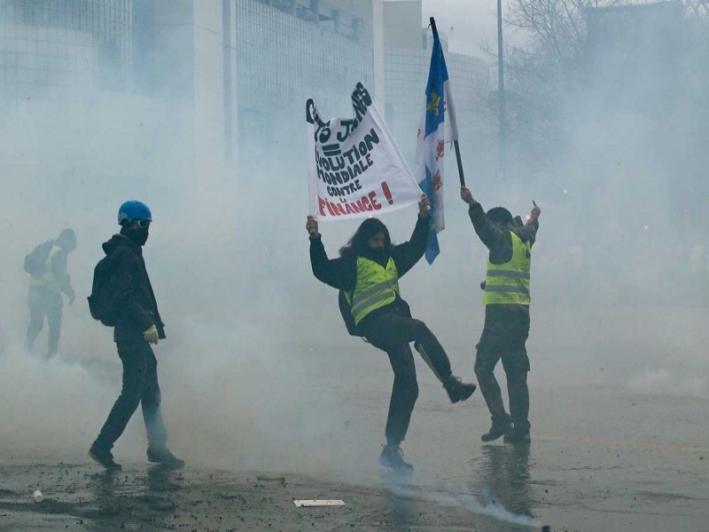 'Chalecos amarillos' redoblan protestas para presionar más a Macron