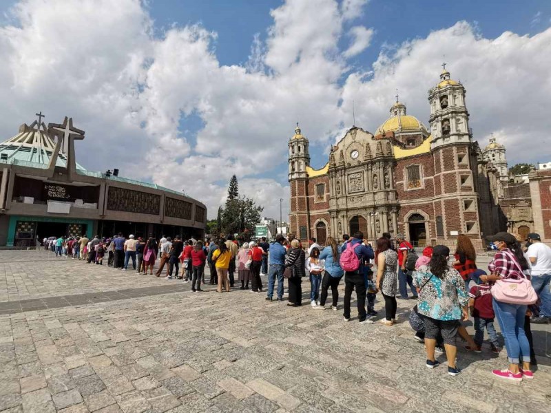 Cientos de feligreses hacen largas filas previo al cierre de la Basílica