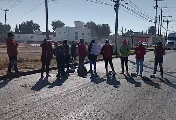 Cierran la Avenida Luis Donaldo Colosio por falta de agua en Naucalpan